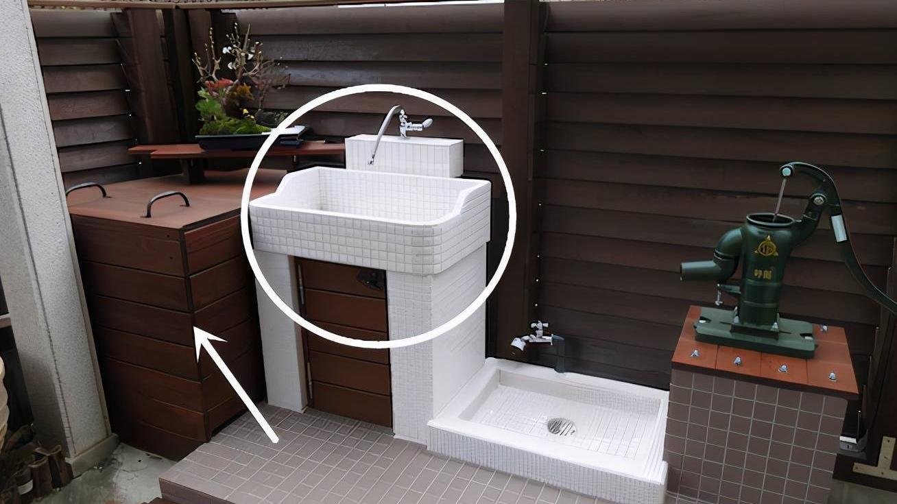 露台这样装很是实用，家里的杂物都能放，防潮还不违规！