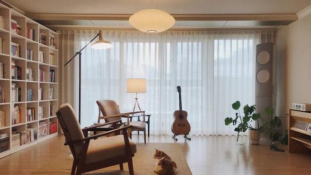 夫妻俩坚持丁克，129不多添置一件家具，沙发也不要，生活很随心