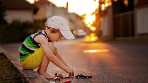 高跟鞋 女儿偷画口红穿高跟鞋被打：真正毁掉孩子的，其实是父母的无知