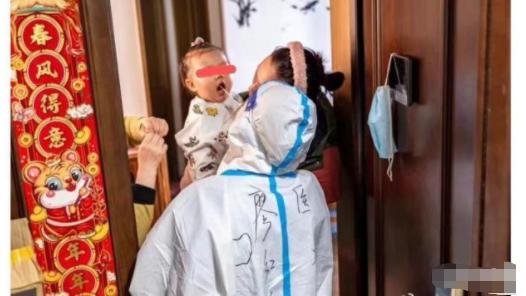吴奇隆|近日，一网民偶遇吴奇隆一家三口，三岁步步做核酸大哭但是很懂事，被赞像妈妈