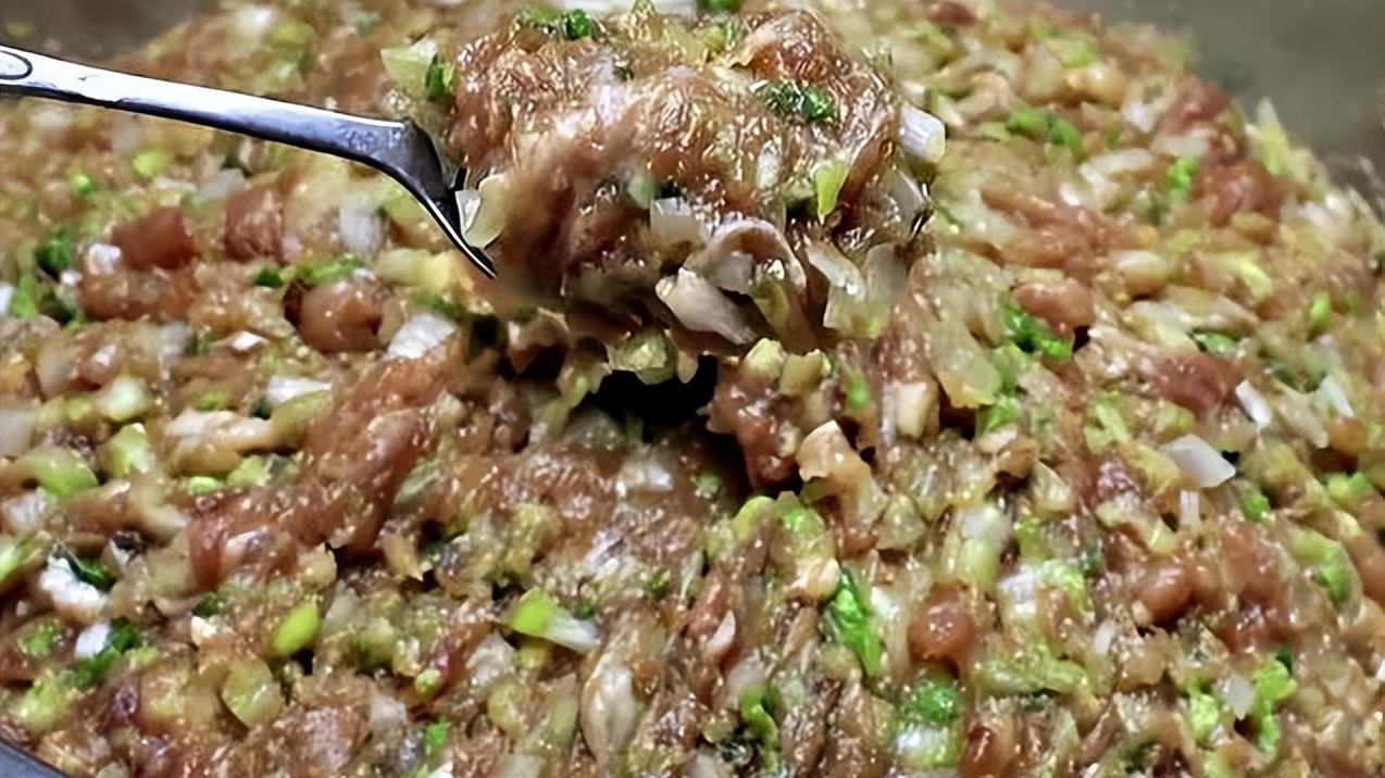 |调肉馅时，只会放调味料不好吃！记住一个小窍门，馅料又嫩又香