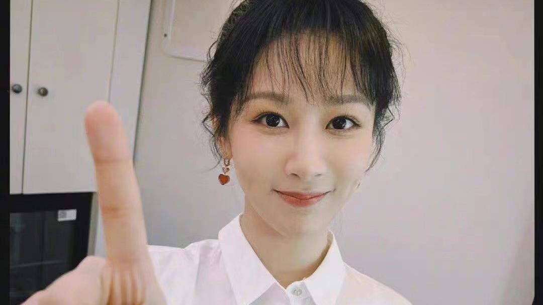 穿衣搭配|杨紫罕见重回可爱风造型！穿白衬衣梳丸子头晒九连拍，太呆萌了