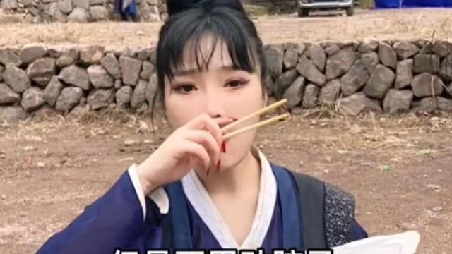 横店|横店群演女孩接受采访，为啥做群演原因曝光，女孩：不用动脑子