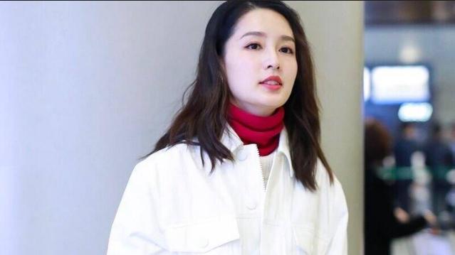 李沁|“火柴棒”的紧身牛仔裤，李沁女神的红嘴唇，网友：太迷人！