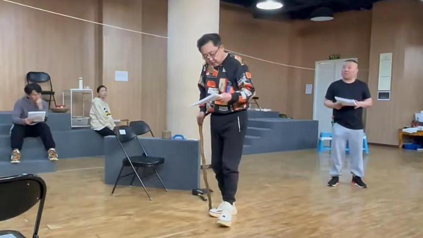 孙怡|郭德纲排练现场曝光，于谦拄着拐杖排练惹人担忧，但状态依旧精神
