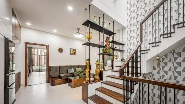 学学国外，自建房直接请人在院子搭建个室外电梯，上下不超过5秒