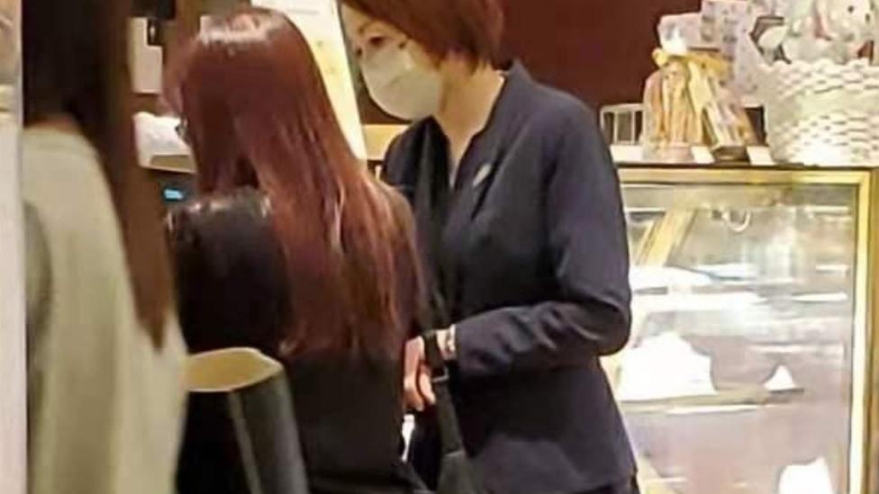 梁敏仪|45岁香港小姐沦为服务员，面色憔悴站着工作，曾跟成龙郑伊健合作？