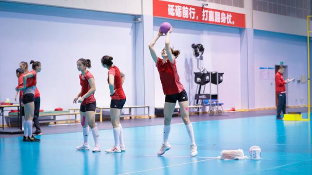 蔡斌|蔡斌公布女排国家队入选5原则！体能占比大，已有12人离开训练营