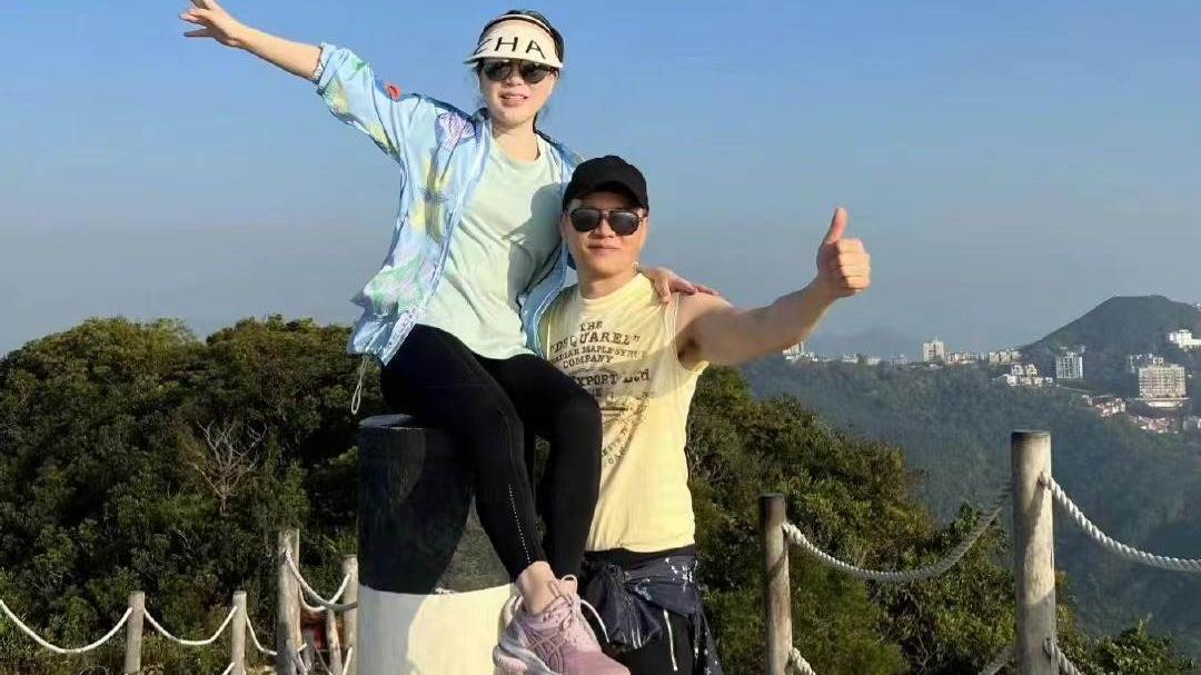 吕良伟|66岁吕良伟带家人登山，穿背心秀肱二头肌，一手将娇妻抱上肩头