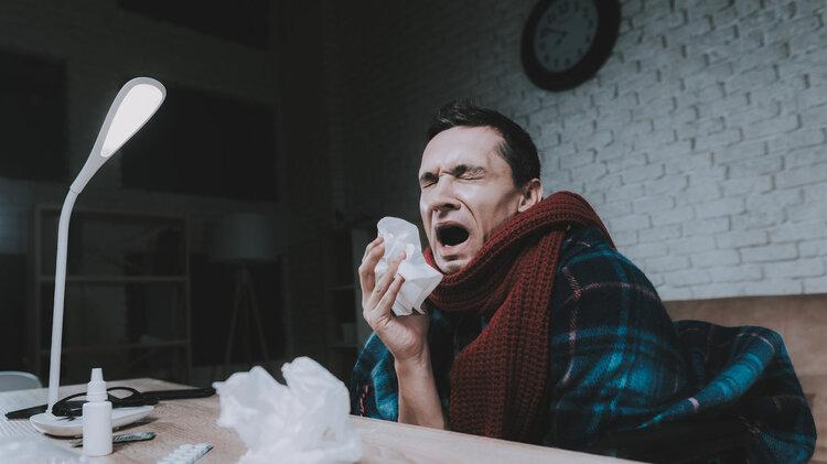 癌细胞|经常手脚冰凉是怎么了？手脚若有这5个迹象，或已被癌症“盯”上