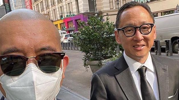 具俊晔|具俊晔国外参加婚礼，西装革履帅出“新高度”，网友：get到了