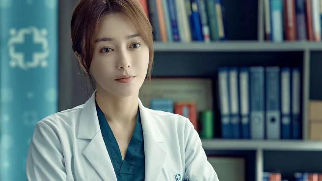 |央视抽中“王炸”！42岁秦岚演技在线，3大看点撑起医疗剧天花板