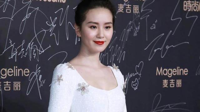 王子文|刘诗诗的鱼尾裙，好看又不实用还难受，最好配一双平底鞋！