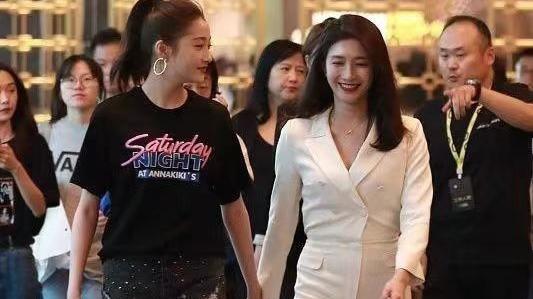 关晓彤|关晓彤和江疏影合影，穿超短裤显露身材优势