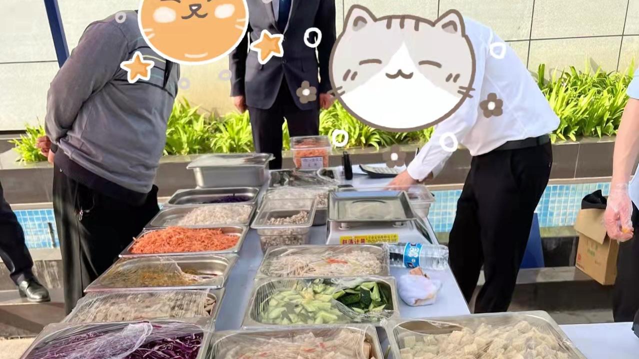 摆摊|五星级酒店厨师放下面子，路边摆摊卖凉菜