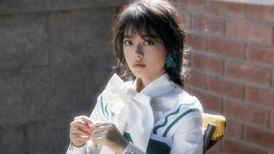 赵今麦晒出自己的家，客厅地板干净得能当镜子，在明星里算罕见了