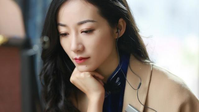 景甜|成龙不敢碰她，甄子丹不敢搂她，王思聪不敢撕她，而他凭啥敢亲她？