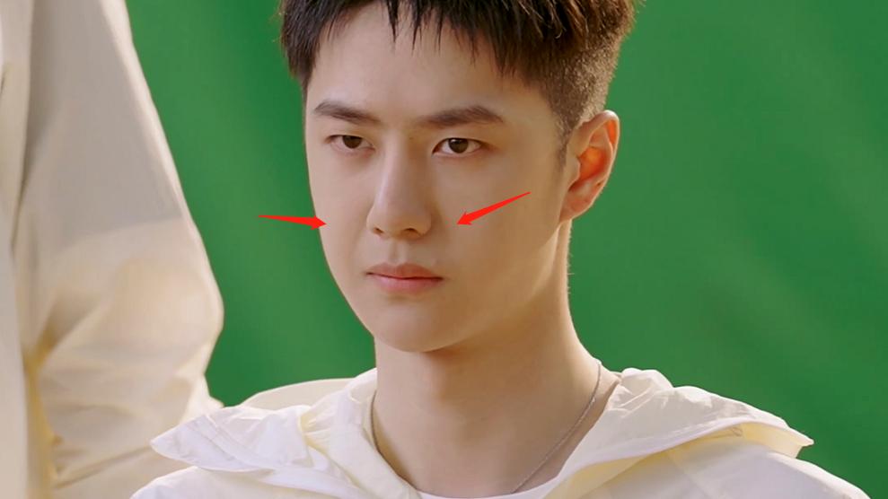 王一博|王一博最新视频脸圆脖子粗，滤镜遮不住法令纹，疑因健身变壮