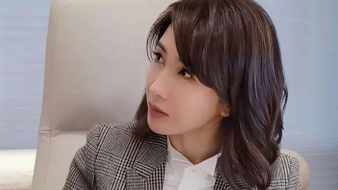 黎姿|50岁黎姿从上海回香港，坐游艇晒素颜自拍，五官竟撞脸李嘉欣