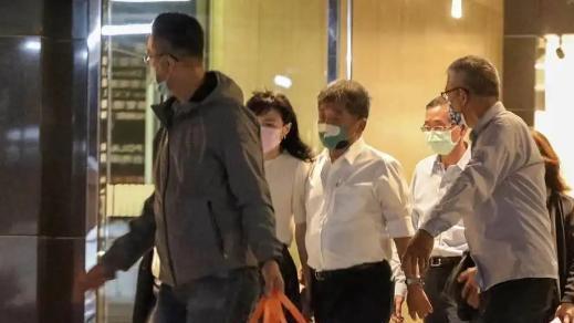陈时中被爆与人妻十指紧扣，丈夫在旁怒批“咸猪手”，徐巧芯讥讽