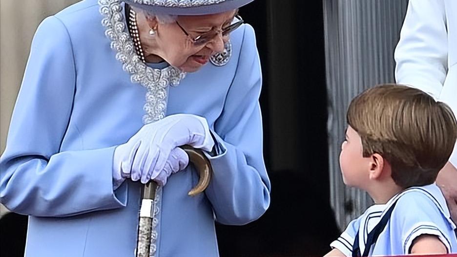 |英王室阳台阅兵太欢快！4岁路易挖鼻孔做鬼脸太可爱，站C位抢风头