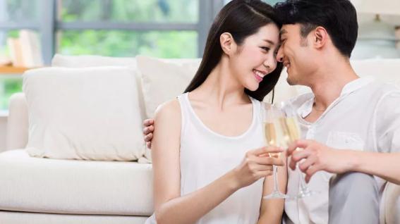 鉴黄师通过1秒钟的镜头，发现了视频里涉事女主的异常