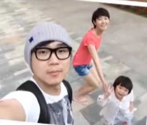 大鹏|大鹏被爆疑已得三胎，老婆包裹严实现身医院，保姆怀中抱娃似乎刚出生不久