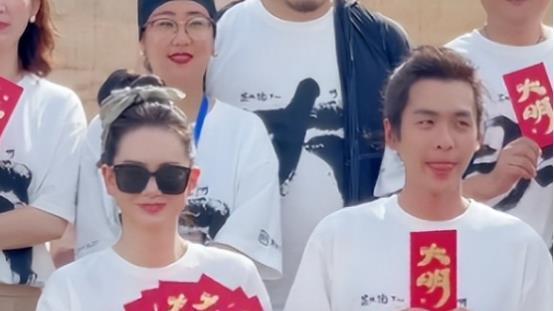 腮红 35岁张若昀身体惹人忧，近况暴瘦成纸皮人，一双腿被指像竹竿