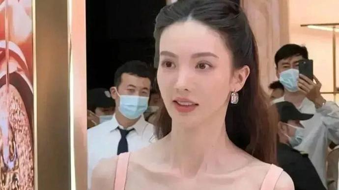 周冬雨|周冬雨和金晨平胸照被扒，瘦成了排骨胸，网友：可以争夺冠亚军了