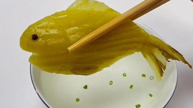 土豆|女孩向男友示好，亲自下厨做了一份酸菜鱼，网友笑喷：正宗酸菜鱼