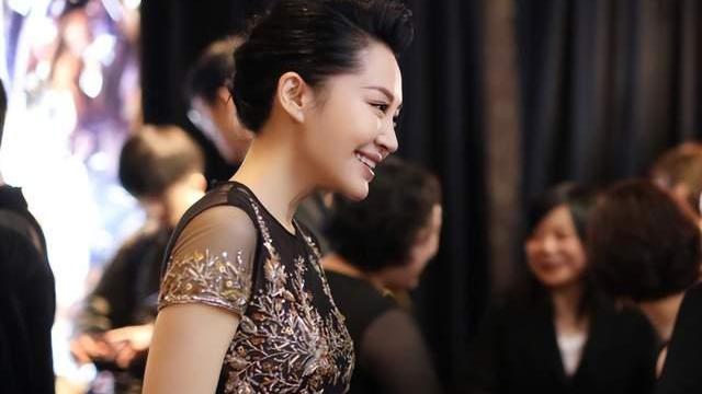 许晴|许晴被传封杀后首晒正脸照，素颜出镜露迷人笑容，53岁状态似少女