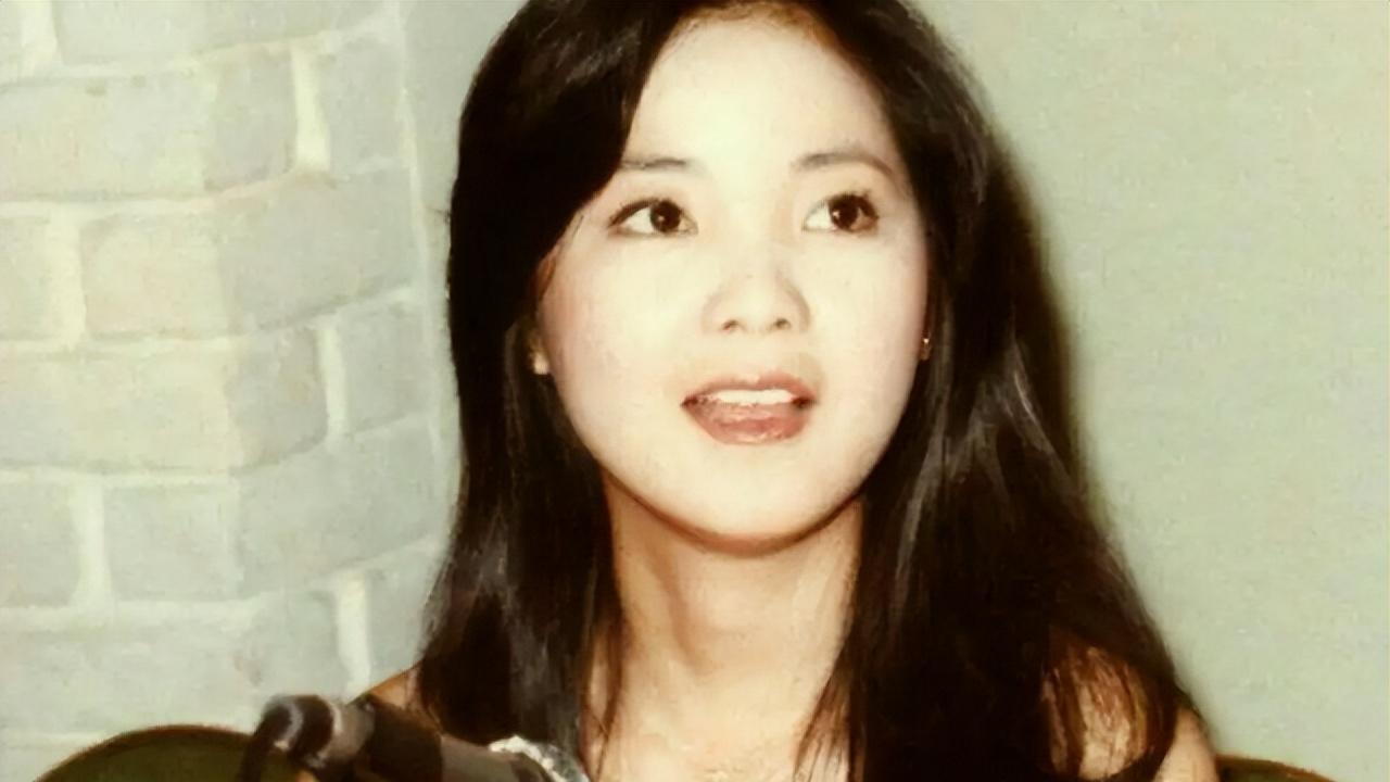 邓丽君|回顾：39年前，邓丽君当众吻了一位士兵，如今这位士兵过得如何？