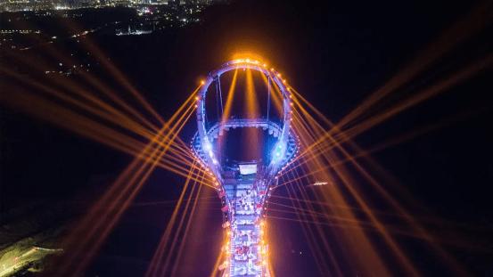 游客在黄腾峡世界最大“球拍”为中国羽毛球运动员加油助威!