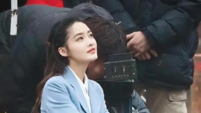 李沁|李沁又带来一部情感剧，搭档90后实力小生，光看导演也有盼头