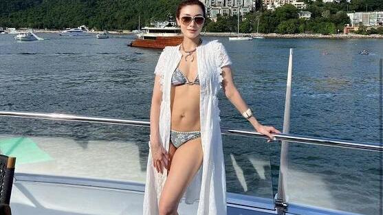 李嘉欣|52岁李嘉欣坐游艇出游，穿比基尼自信秀微胖身材，小腹赘肉抢镜