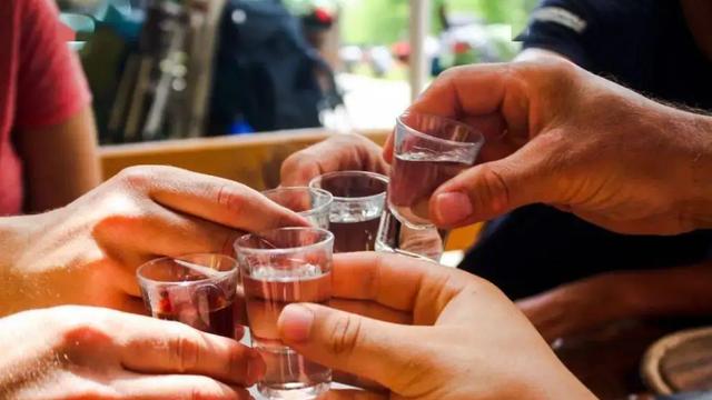 真丢脸！广东一男子参加同学聚会，点酒大包大揽，结账却佯装不知