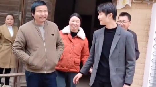 |实锤了！粉丝证明小春花已怀孕，摸其肚子猜孩子性别，这下洗白了