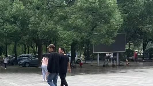 豆浆 杜海涛近照曝光，和好友外出被偶遇，减肥成功气质变化大