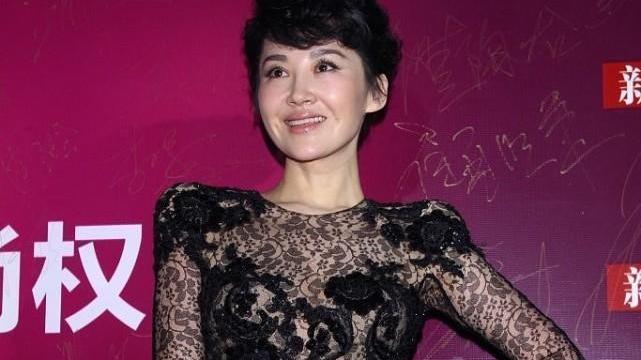 宋轶 短发的许晴显出中年感，但蕾丝套装穿得挺高调，身形气质都掩不住