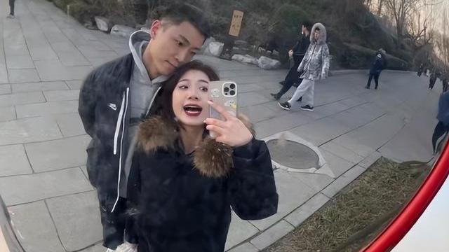 高诗岩|CBA高诗岩携女友度假！知名校花颜值爆表，与张镇麟女友是同学