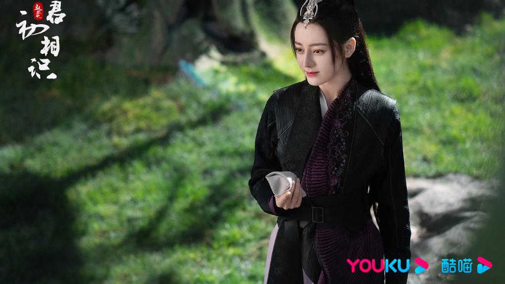 |迪丽热巴《与君初相识》首播即爆，花式霸榜热搜狂掀追剧潮