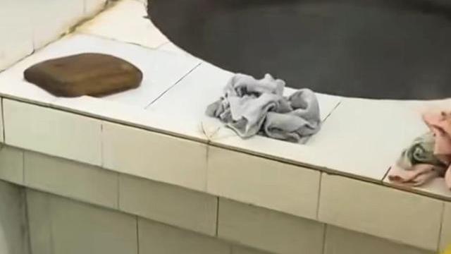 糯米粉|一边烧水一边洗的“锅浴”你见过吗？网友：屁股不烫吗？