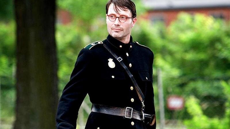 麦斯|《神奇动物》新任反派“完美比例”太犯规 57岁“狂晒冰块盒腹肌”