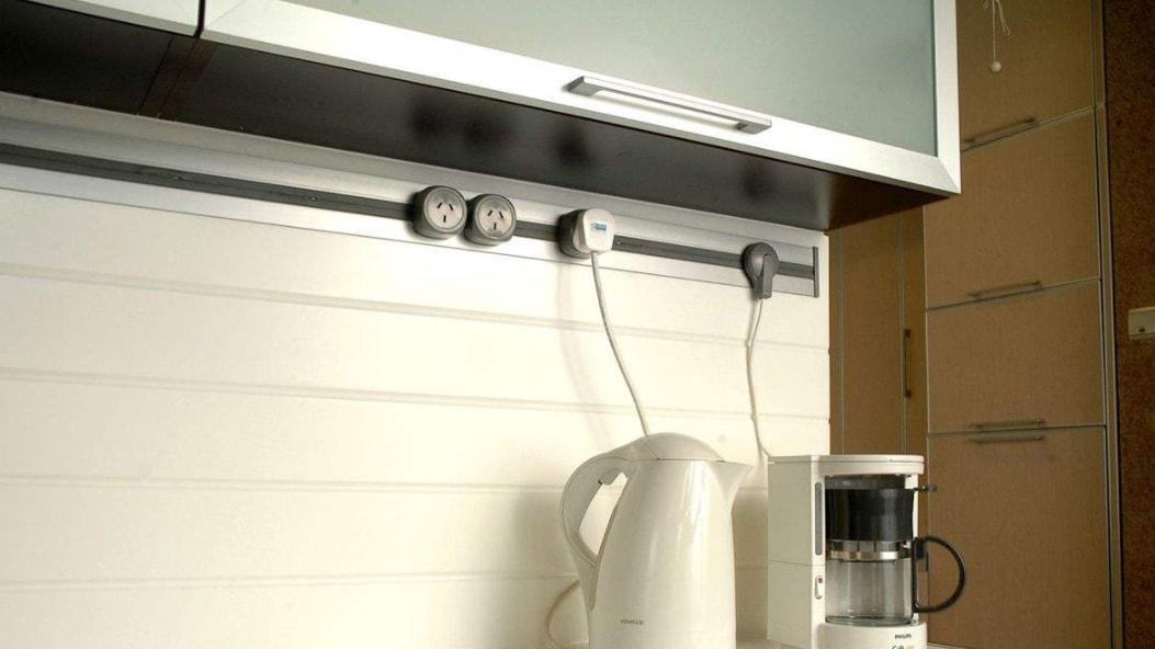 厨房插座可以同时插两个插头吗？听老师傅说完，才知道危险在身边