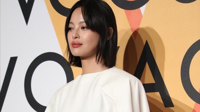 穿衣搭配|孙俪辛芷蕾同穿开叉袖，看出霸气女人的穿衣品味，气质难分高下