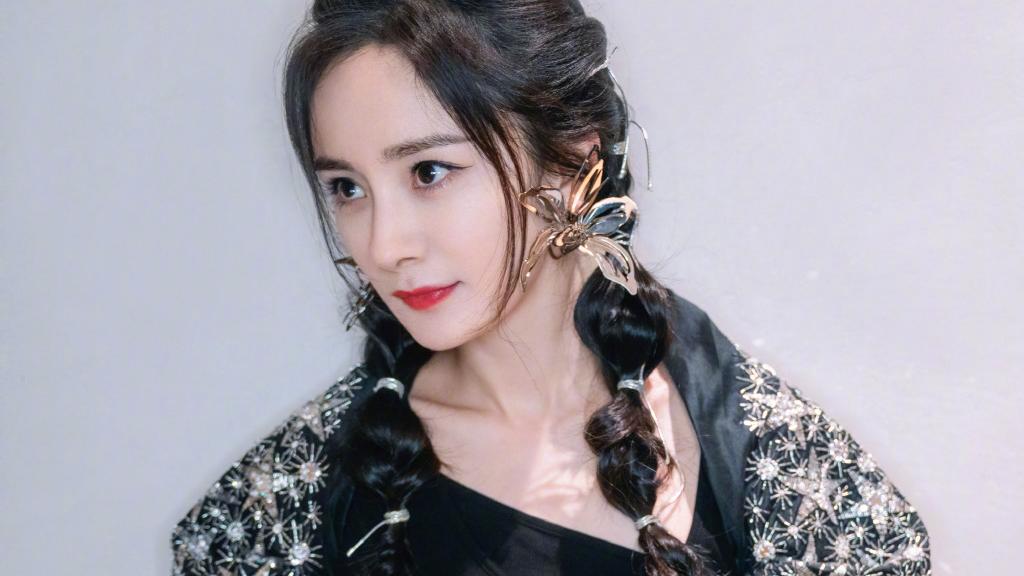杨幂 绝绝子！杨幂穿迷你小短裙，双马尾造型俏皮可爱，秒变20岁姑娘