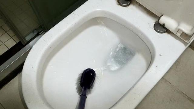 马桶3天不刷就发黄发臭？保洁阿姨教你正确做法，干净杀菌没异味