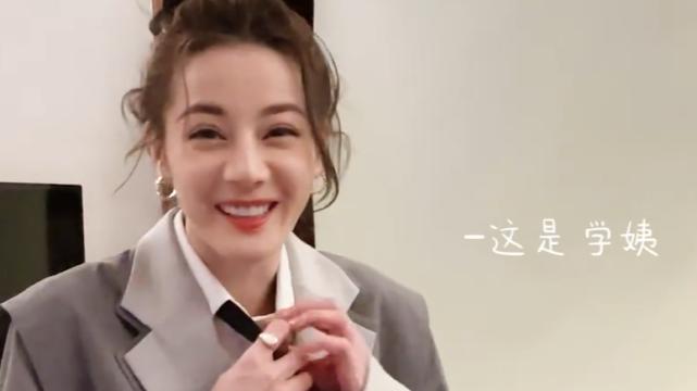 楼舒婉|热巴拍宣传片秀一字马，未p图筷子腿优越，自嘲是“学姨”笑得好傻