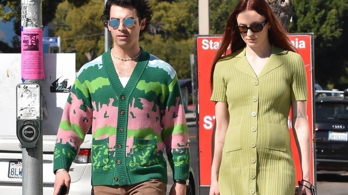 索菲·特纳|女星索菲·特纳与丈夫外出就餐，孕肚明显，双腿裸露，皮肤白皙