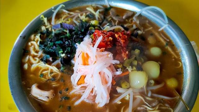 馒头|广西大姐开店，17年来坚持不涨价，7元1碗肉给得多，能赚钱吗？